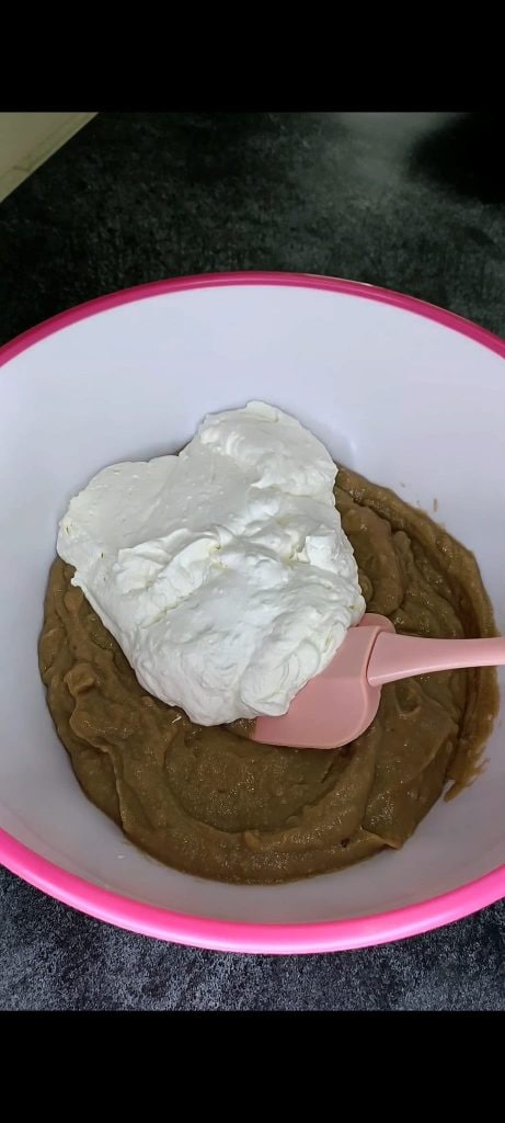 Wir mischen Sahne und Kaffeecreme