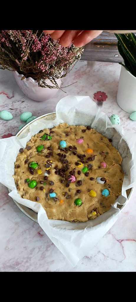 Fügen wir weitere Schokoladenstückchen und Smarties hinzu