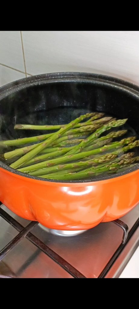 Wir kochen den Spargel in gesalzenem kochendem Wasser