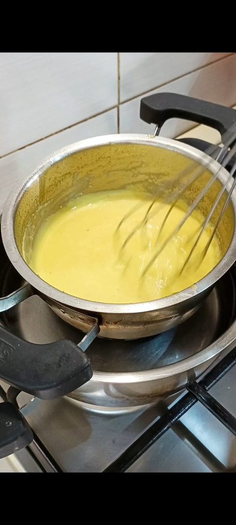 Zugabe von Zitronensaft, Salz, Pfeffer, Butter