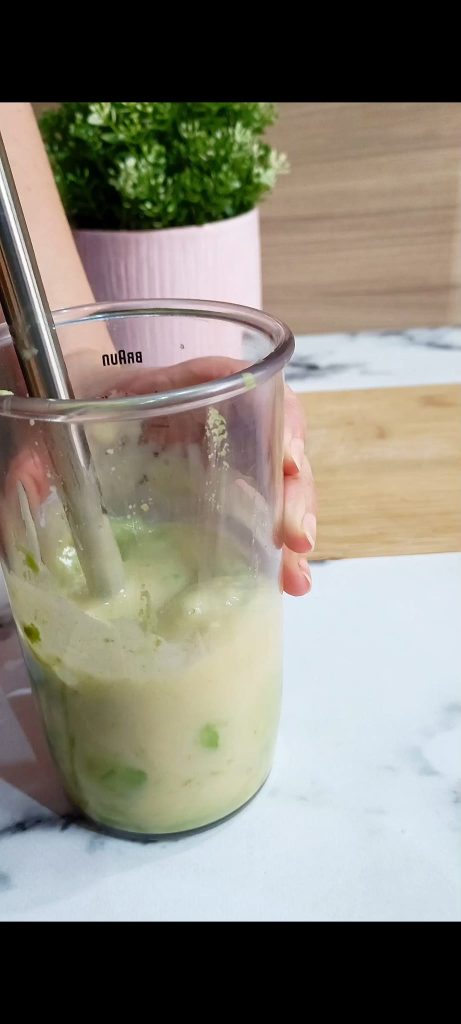 Becher, Stabmixer und Mayonnaise
