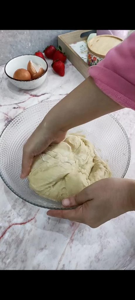 Teig von Hand bearbeitet