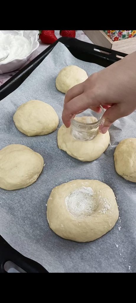 Brioches mit Glas in der Mitte gedrückt