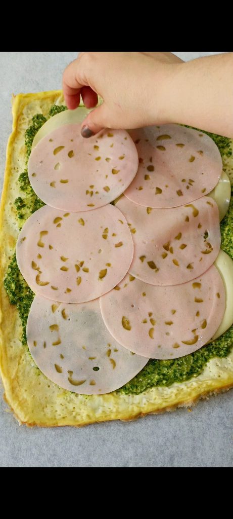 Omelett, Rucola-Pesto, geschnittene Scamorza, Putenbrust
