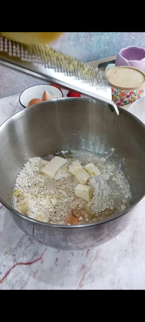 Mehl, Ei, Milch, Hefe, Butter in Schüssel