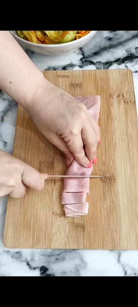 Wir schneiden den Schinken und den Scamorza in Stücke