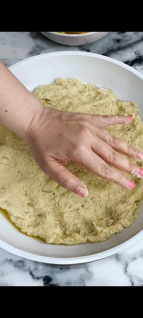 Wir geben den Kartoffelteig in die Pfanne