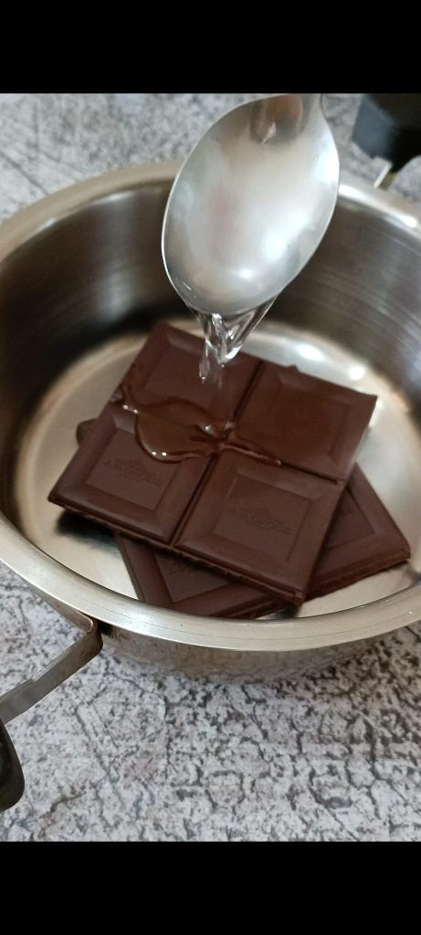 Wir schmelzen die Schokolade mit der Kokosmilch