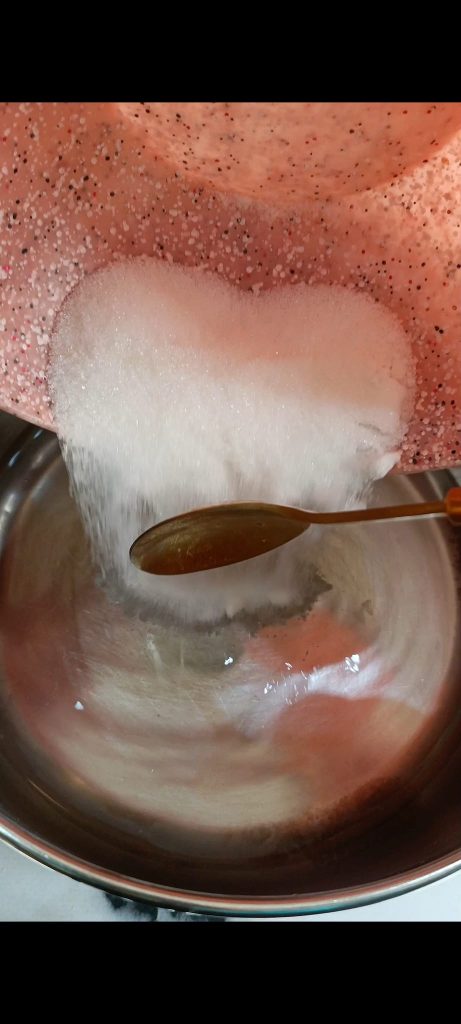 Zitronensirup zum Tränken der Löffelbiskuits