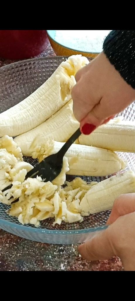 Wir zerdrücken sie mit einer Gabel