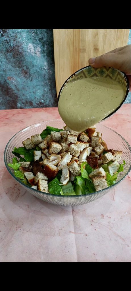 Römersalat mit Hähnchen, Brotwürfeln, Soße