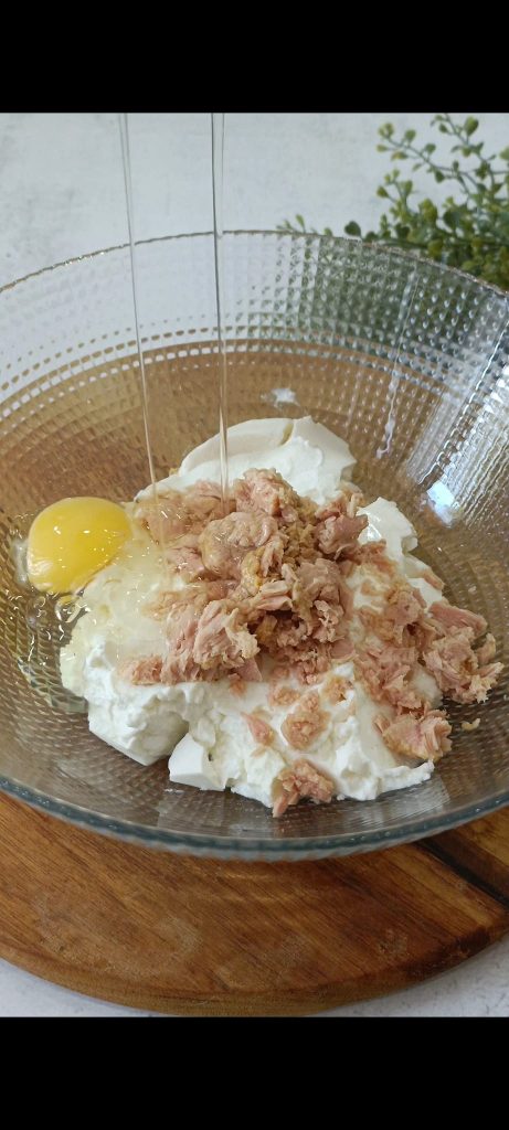 Wir mischen Ricotta, Thunfisch und ein Ei