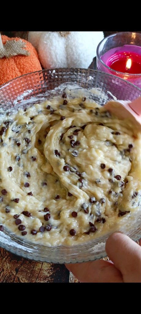 Wir fügen die Schokotropfen zum Teig hinzu