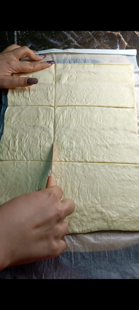 Wir teilen den Pizzateig in 9 Rechtecke
