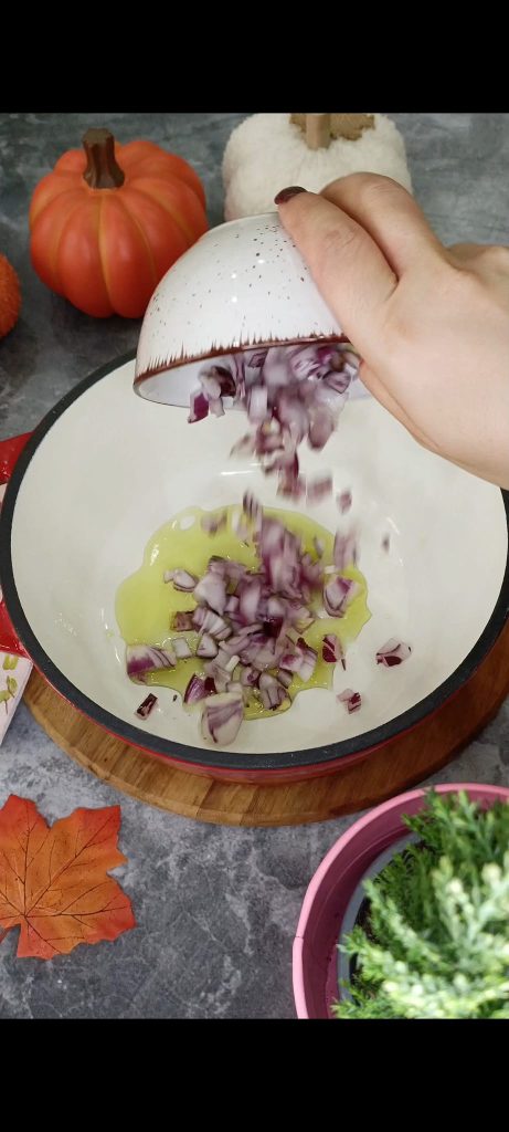 Wir geben die Zwiebel mit dem Öl in die Kasserolle