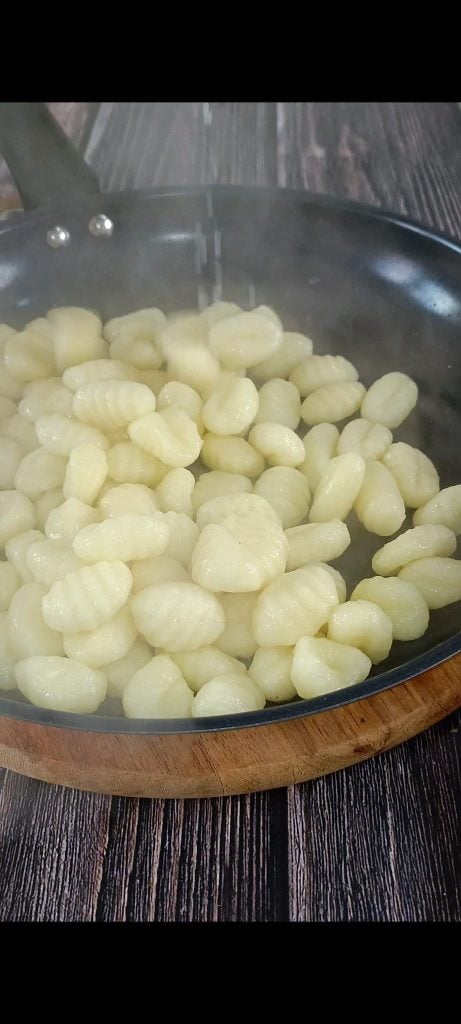 Die Gnocchetti in der Pfanne anbraten