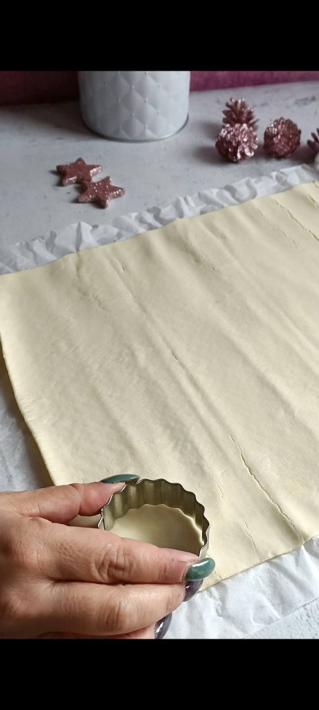Wir schneiden den Blätterteig in Scheiben, um Scheiben zu erhalten