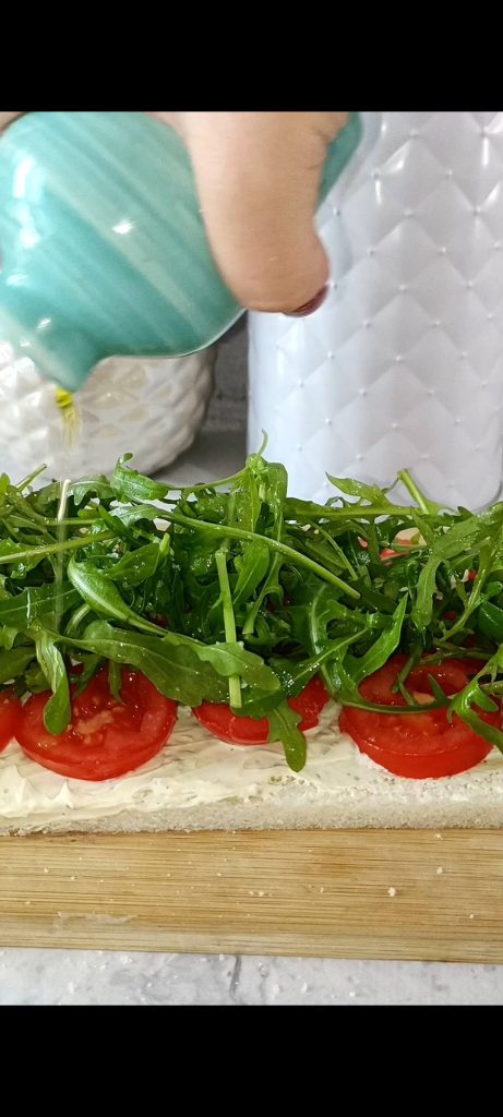 Frischkäse, Tomaten und Rucola