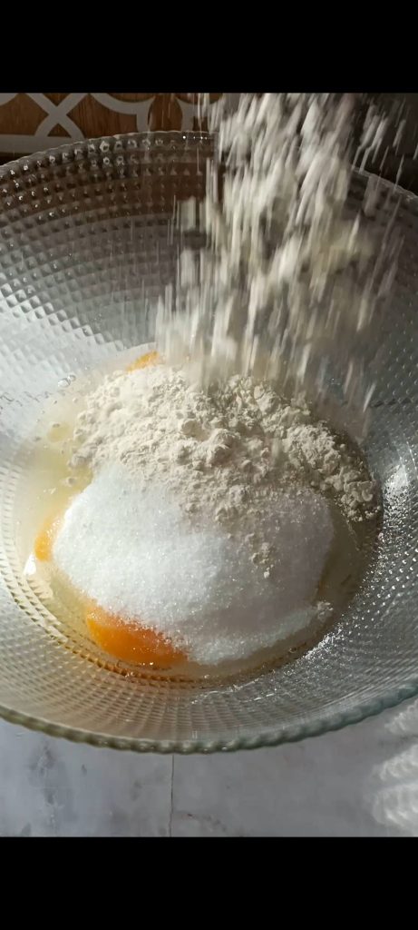 Eier, Zucker und Maisstärke oder Mehl