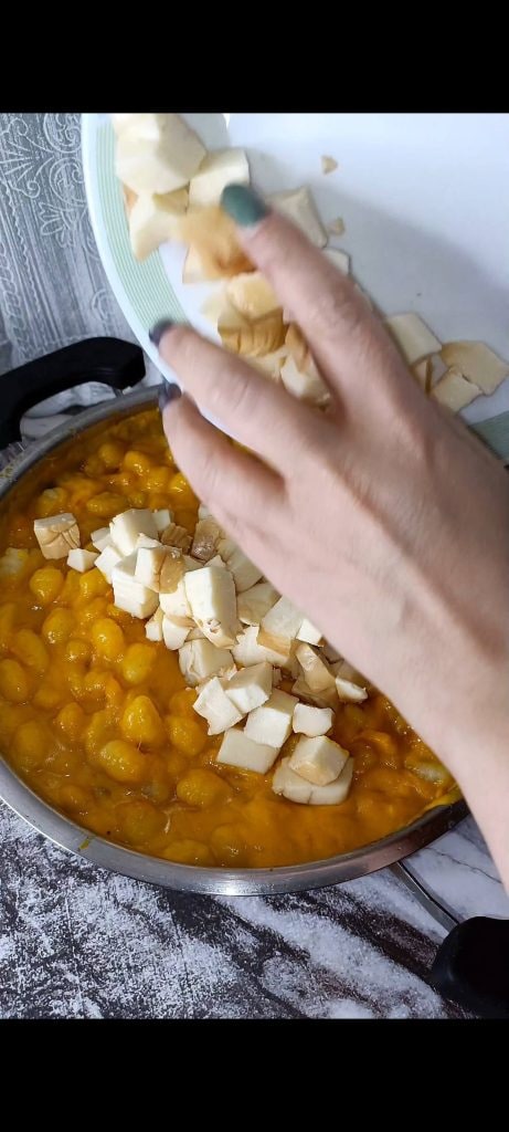 Wir fügen den geräucherten Scamorza-Käse zu den Gnocchi hinzu