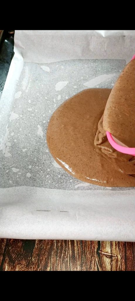Wir gießen den Teig in eine rechteckige Form