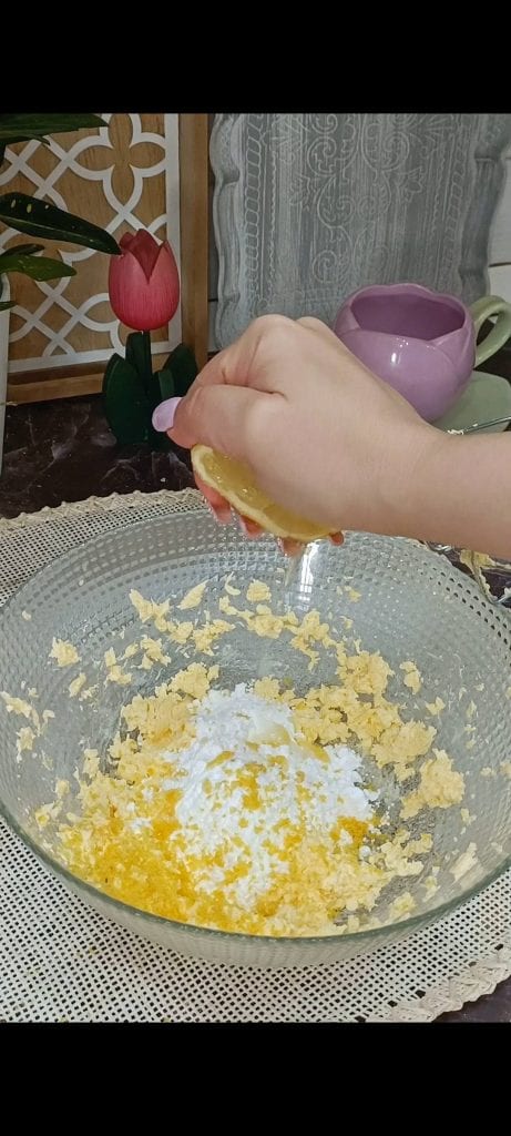 Zucker und Zitronenschale und -saft hinzufügen