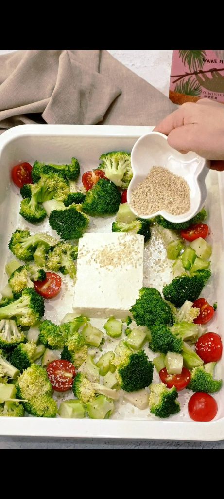 Wir legen den Feta in die Mitte der Auflaufform