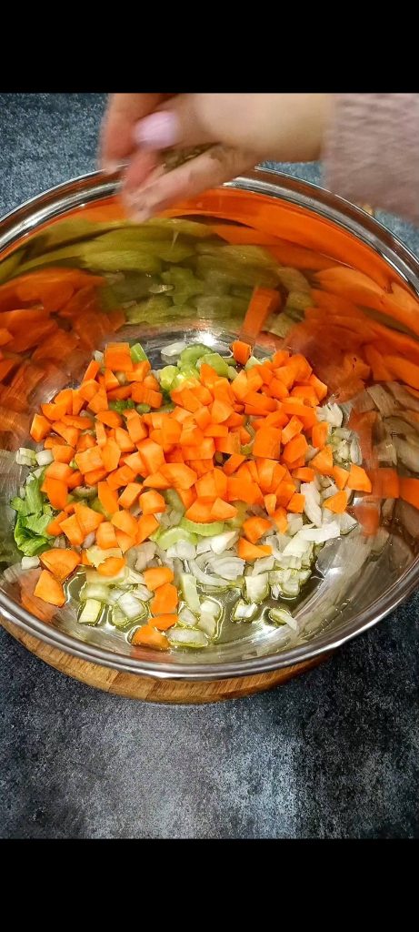 Soffritto aus Zwiebel, Karotte und Sellerie