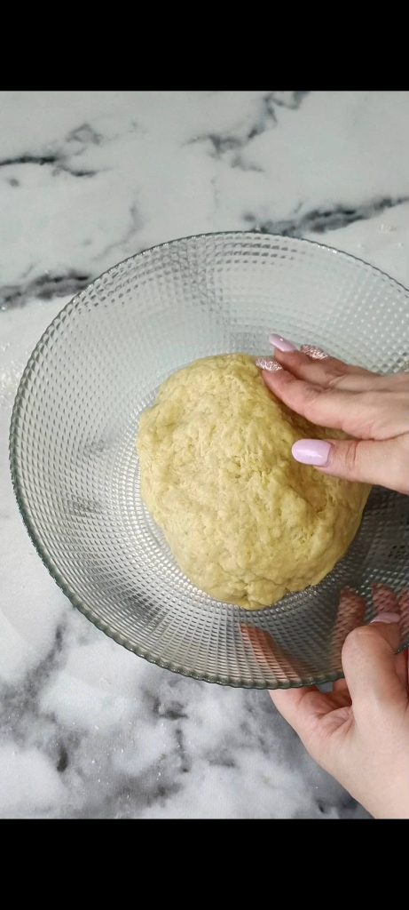 Wir lassen den Teig für das Aufgehen ruhen