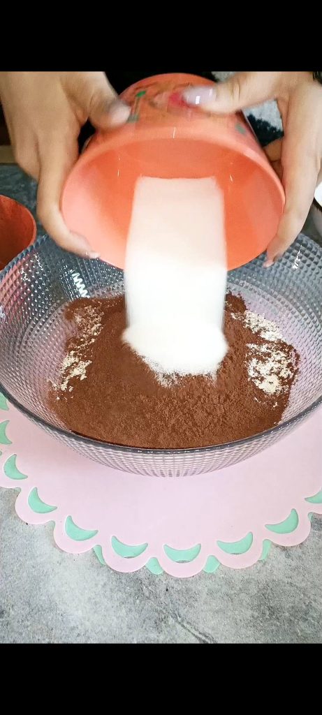 Kakaopulver und Zucker hinzufügen