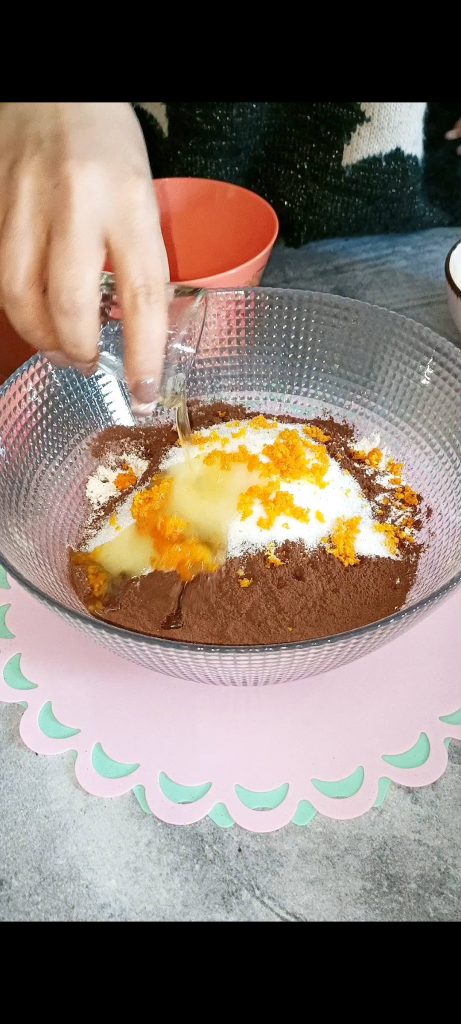 Geriebene Orangenschale und Orangenlikör hinzufügen