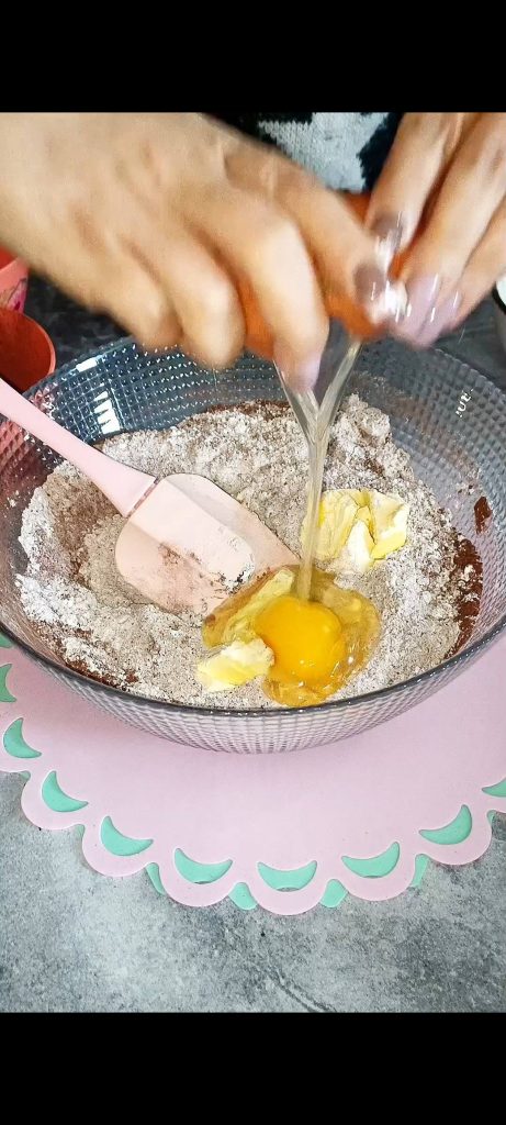 Weiche Butter in Würfeln und Ei hinzufügen