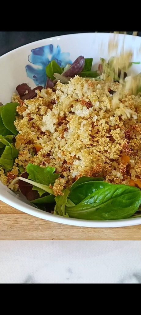 Wir fügen die Zutaten in einer Salatschüssel zusammen