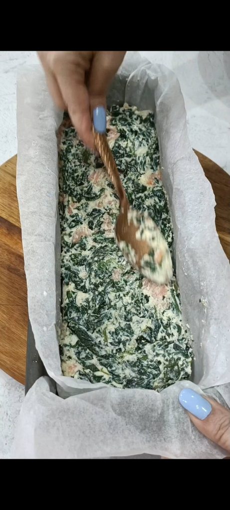 Die Brotscheiben mit der vorbereiteten Füllung belegen