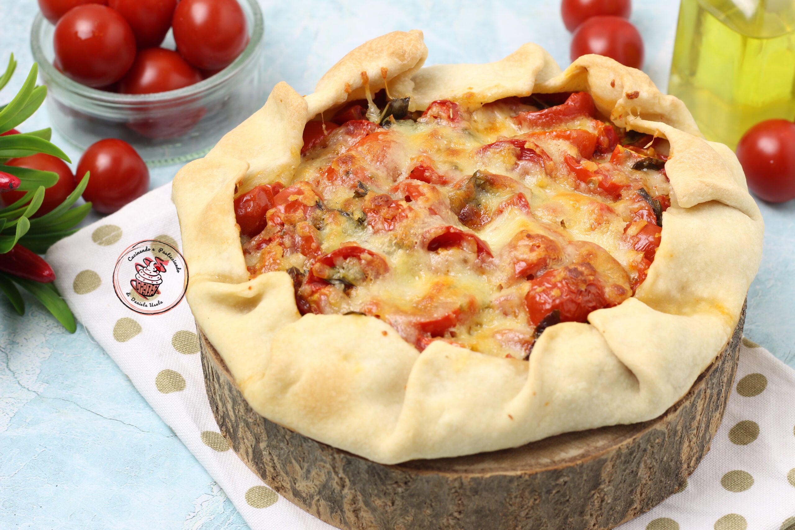 Schneller herzhafter Kuchen mit Tomaten, köstlich