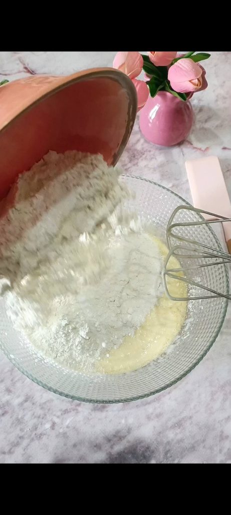 Pecorino, Mehl und Backpulver hinzufügen