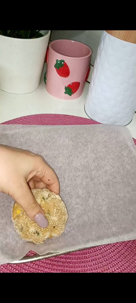 Wir legen die Medaillons auf ein mit Backpapier ausgelegtes Blech