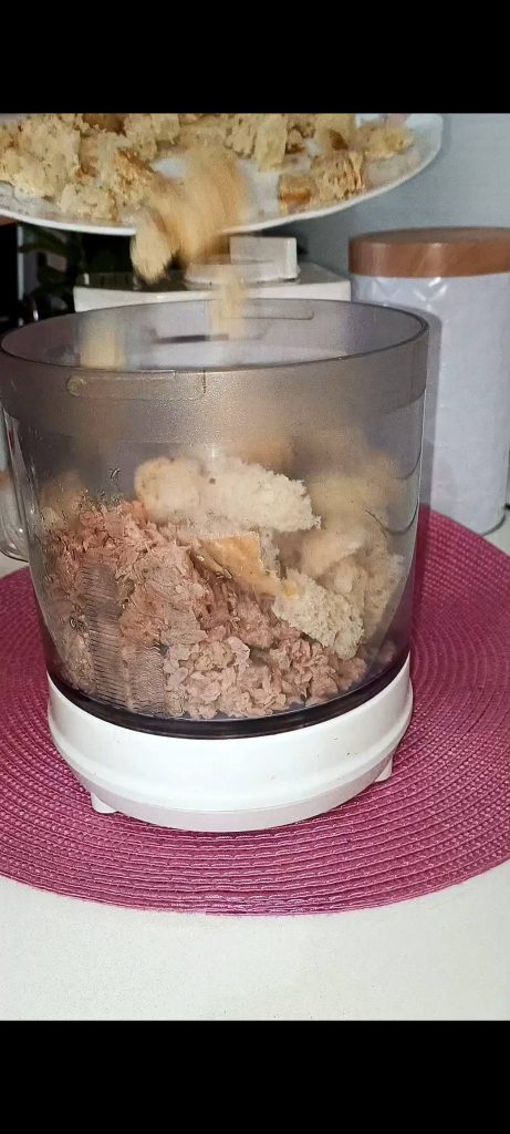 Wir pürieren Thunfisch, Brot und Petersilie