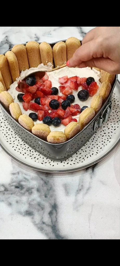 Wir füllen mit Erdbeeren und Blaubeeren