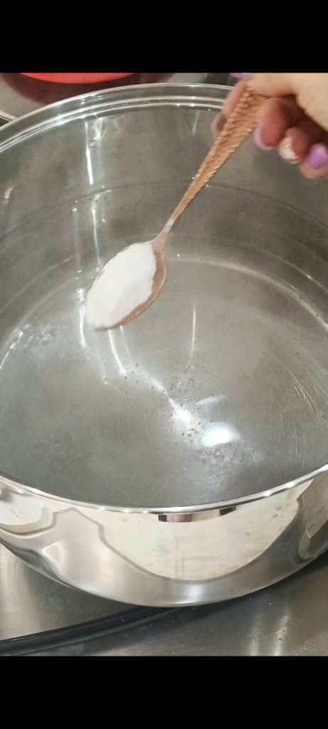 Wir kochen die Kartoffeln in kochendem Wasser mit Natron