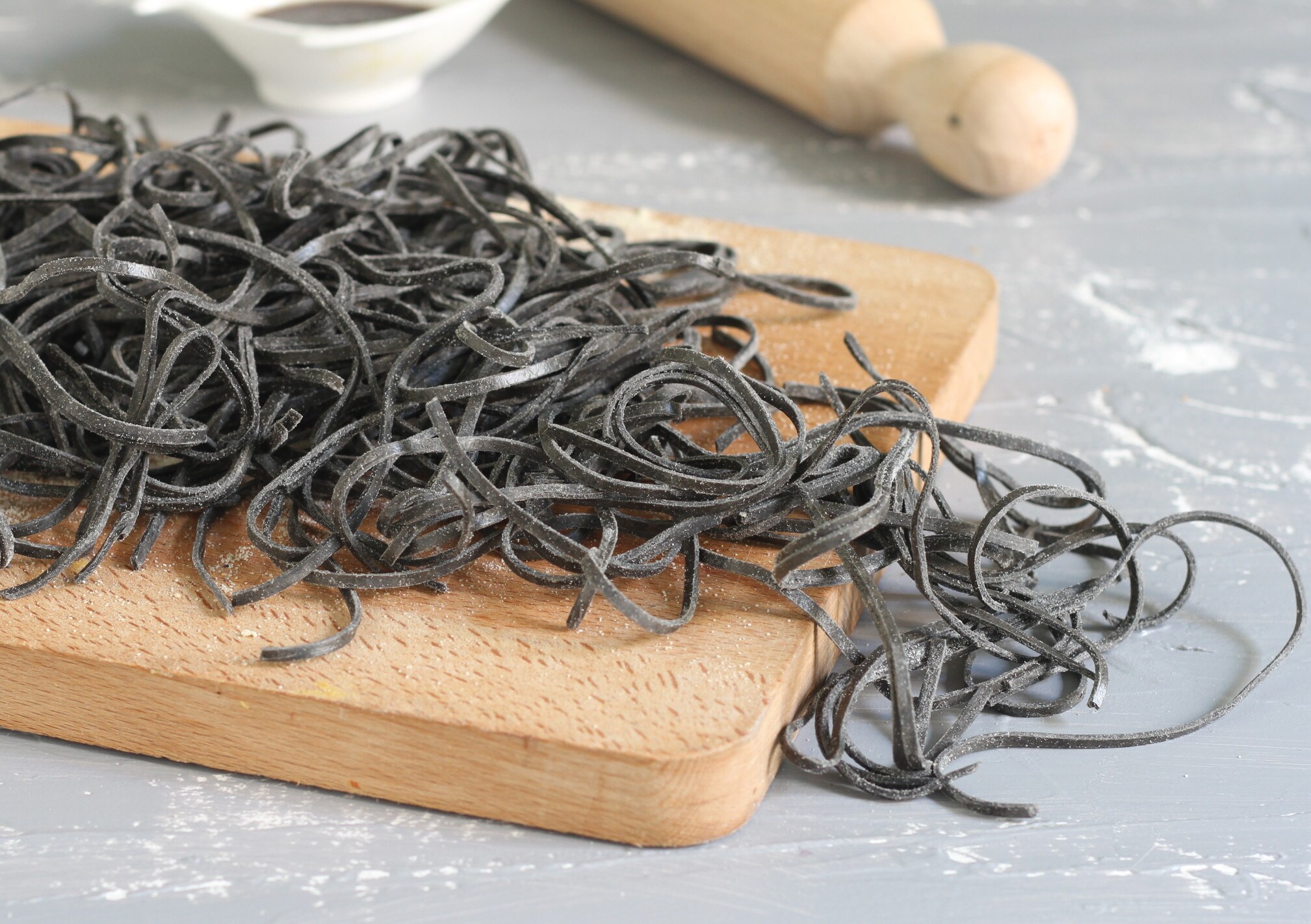 Hausgemachte Tagliolini mit Sepiatinte