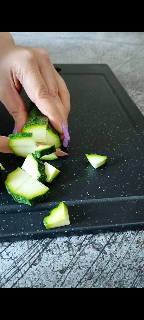 Wir schneiden die Zucchini in Würfel