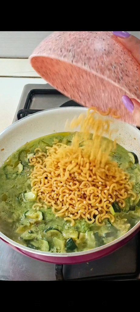 Wir geben die Creme zurück in die Pfanne mit Brühe, und wenn sie kocht, fügen wir die Pasta hinzu