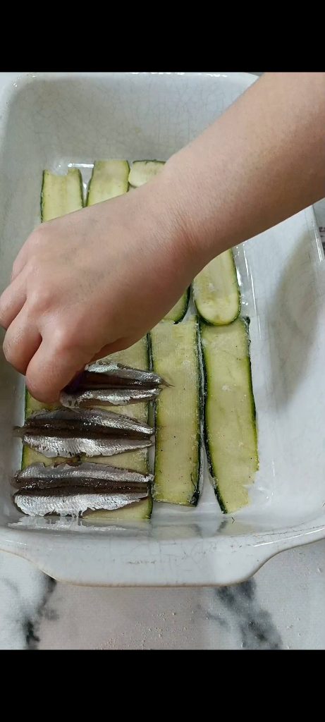 Schichten aus Zucchini und Aalen herstellen