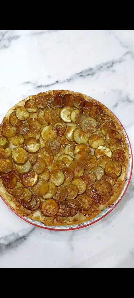 Die Tarte-Tatin umdrehen