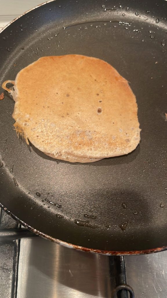 gebackener gewürzter Pfannkuchen mit Überschuss