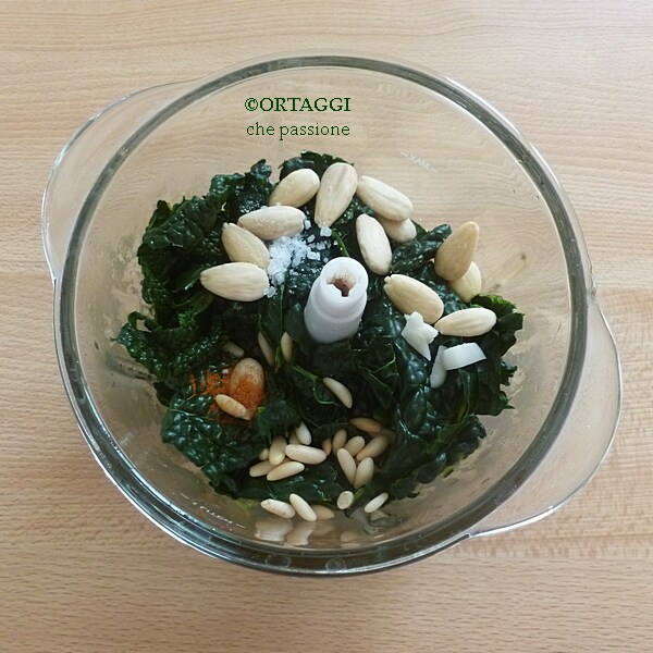 Vorbereitung Schwarzkohl-Pesto