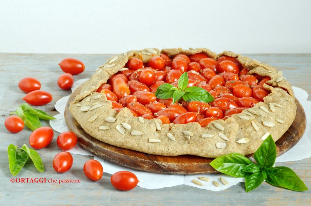 Rustikale vegane herzhafte Galette mit Kirschtomaten