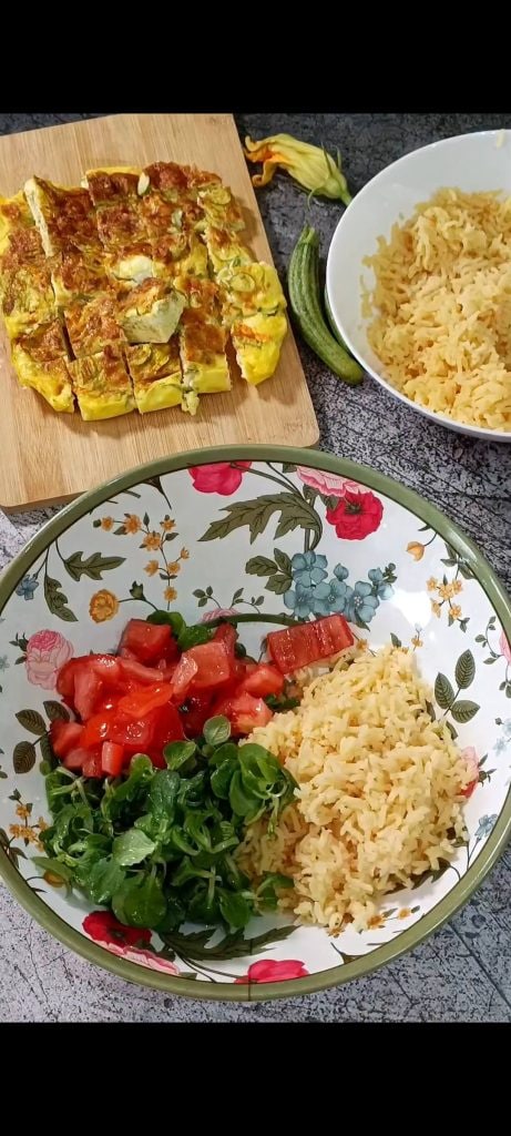 Reis, Feldsalat, Tomaten, Karotten in die Schüssel geben
