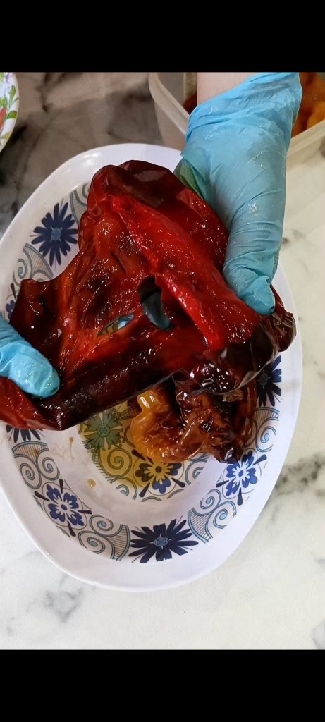 Wir schälen die Paprika